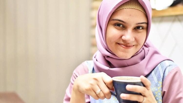 Belum lama melahirkan dan masih menyusui, Zee Zee Shahab sekarang punya hobi baru yang menyehatkan. Katanya bisa meningkatkan produksi ASI nih, Bun.