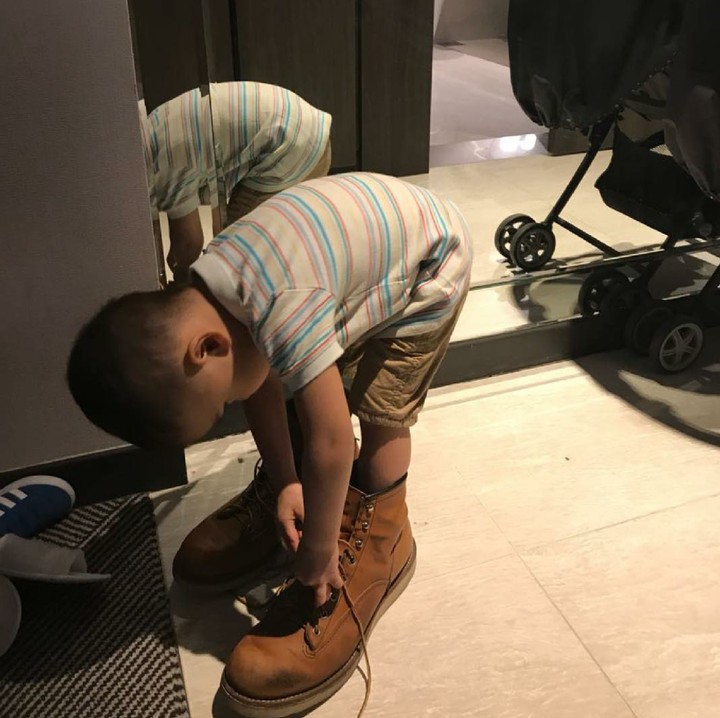 <p>Nak, sepatunya nggak kegedean tuh? Hi-hi-hi. (Foto: Instagram/ @leosandjaja)  </p>