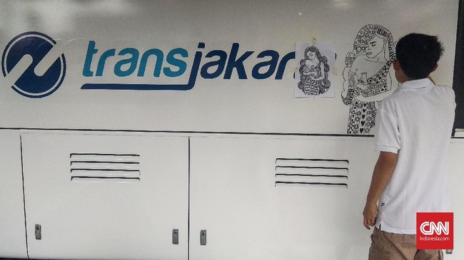 Transjakarta menambah operasional 20 armada bus pink yang khusus diperuntukkan bagi pelanggan perempuan.