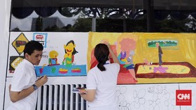 Hari Kartini dan Melukis Ibu Tangguh di Bus Transjakarta