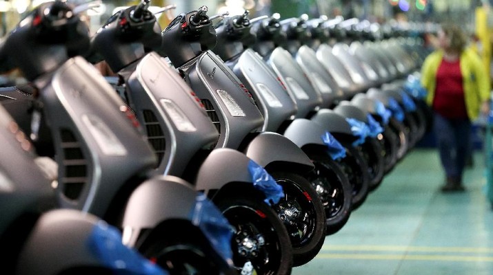 Piaggio's Vespa scooters are seen at the Pontedera's farm, Italy, April 19, 2018. REUTERS/Alessandro Bianchi