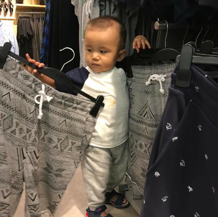 <p>Eh, kecil-kecil Owen udah bisa milih celana lho. (Foto: Instagram/ @leosandjaja)  </p>