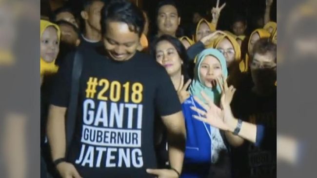 Para pendukung Sudirman mendatangi lokasi debat perdana Pilgub Jateng di Hotel Patra Jasa, Semarang, dengan mengenakan kaus #2018GantiGubernurJateng,