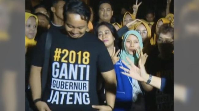 Pendukung Sudirman Said Pakai Kaus #2018GantiGubernurJateng Para pendukung Sudirman mendatangi lokasi debat perdana Pilgub Jateng di Hotel Patra Jasa, Semarang, dengan mengenakan kaus #2018GantiGubernurJateng,
