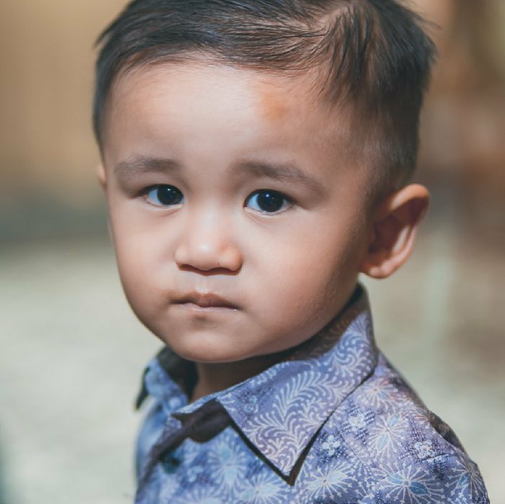 <p>Dari dekat gini, Owen lebih mirip Bunda Laura atau Ayah Leo ya? (Foto: Instagram/ @laurabas)</p>