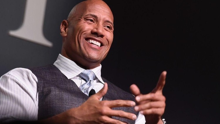 The Rock pun ikutan begadang menjaga putrinya.