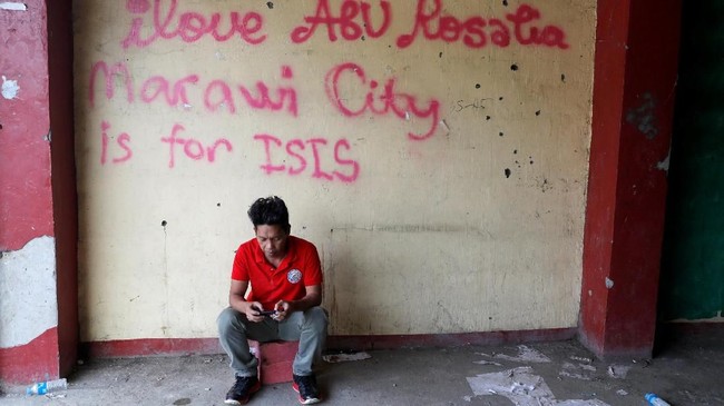 Amerika Serikat menjatuhkan sanksi kepada tiga pria asal Asia Tenggara yang disebut bertindak sebagai perekrut anggota ISIS. Salah satunya merupakan WNI.
