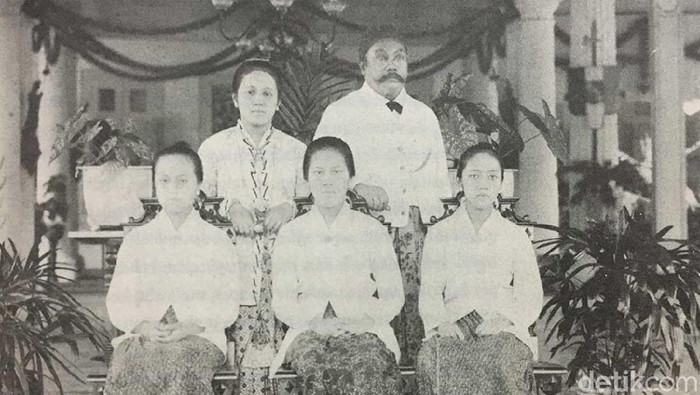 Kartini, Raden Adipati Djojoadiningrat, Soemarti, Roekmini, dan Kartinah, 21 November 1903.