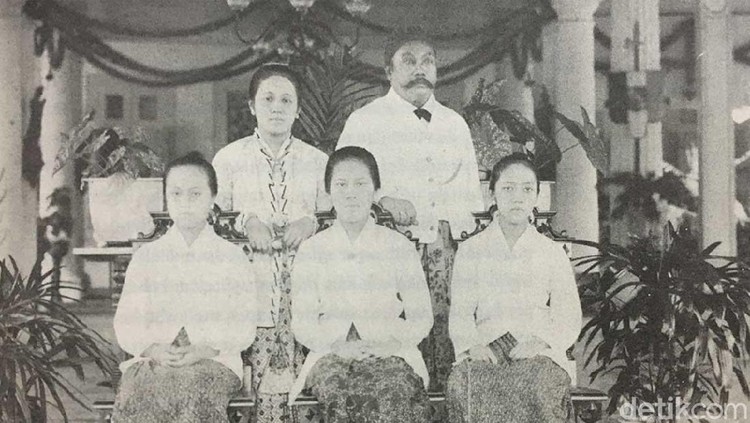 Kartini, Raden Adipati Djojoadiningrat, Soemarti, Roekmini, dan Kartinah, 21 November 1903.
