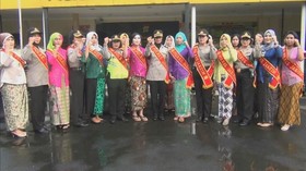 Sambut Hari Kartini, Polwan Bertugas dengan Pakaian Adat