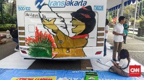 FOTO: Melukis Ibu di Bus Transjakarta