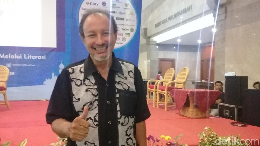 Aktor yang jadi terapis berhenti merokok.