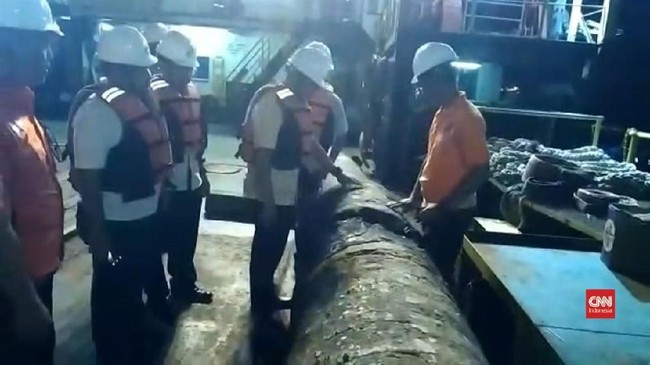 Polisi menduga pipa minyak milik PT. Pertamina yang patah hingga mengakibatkan kebocoran minyak di Teluk Balikpapan, tidak terdaftar di peta hidrografi.