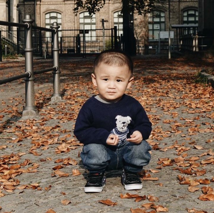 <p>Pose jongkok gini, Owen makin imut dan menggemaskan. Apalagi ekspresinya cool gitu, Bun. (Foto: Instagram/ @laurabas)</p>