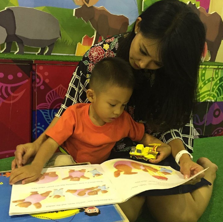 <p>Yuk, Nak, baca buku cerita dulu ya. (Foto: Instagram/sbachtiar)</p>