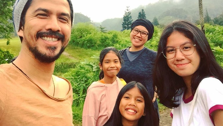 Ariyo Wahab sering banget mengungkap kata-kata manis untuk ketiga anak perempuannya. So sweet banget deh, Bun.