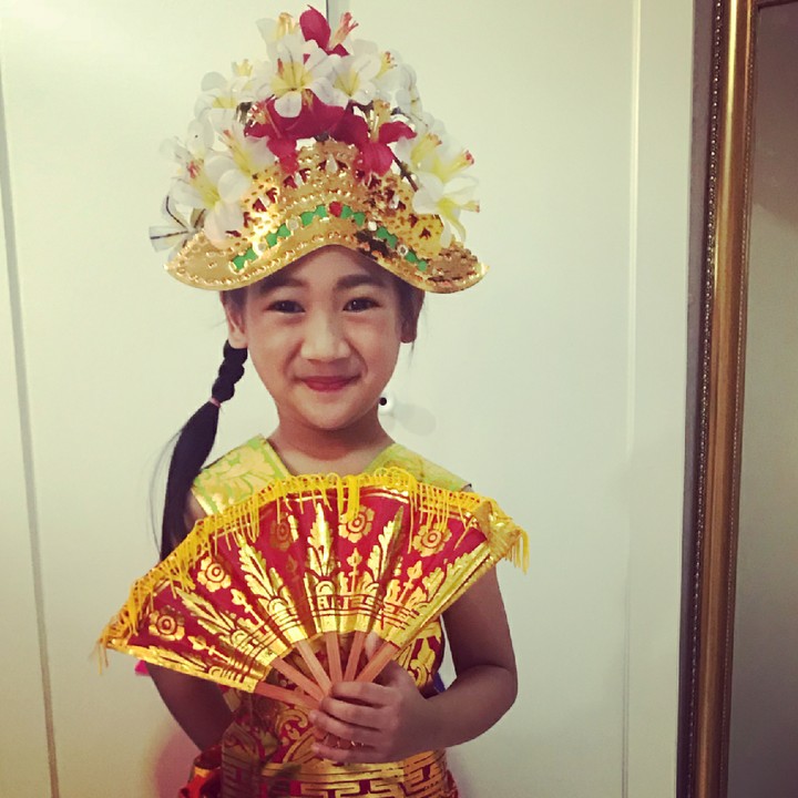 <p>Lihat senyum cerianya ketika pakai baju adat, manisnya.</p>