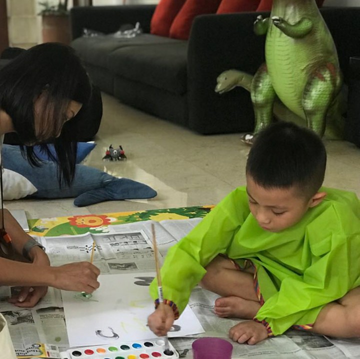 <p>Tristan dan sang bunda lagi fokus banget nih. Melukis apa ya mereka? (Foto: Instagram/sbachtiar)</p>