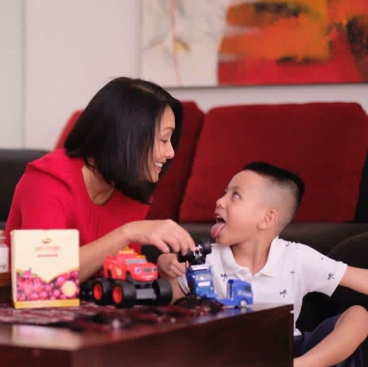 <p>Si kecil Tristan seneng deh isengin bundanya. He-he. (Foto: Instagram/sbachtiar)</p>
