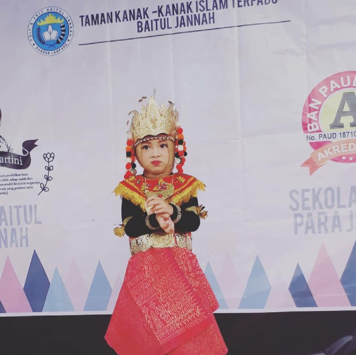 <p>Momen ini juga digunakan untuk mengajari anak-anak toleransi terhadap berbagai suku, ras, dan adat lain. (Foto: Instagram/lindazein9483)</p>