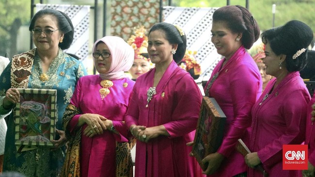 Menteri Lingkungan Hidup dan Kehutanan Siti Nurbaya yang biasa berpenampilan kasual rela berdandan dari subuh demi berpenampilan seperti Kartini.