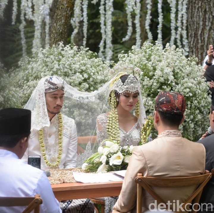<p>Hubungan yang diawali dengan perjodohan ini pun berhasil membawa mereka ke jenjang penikahan. Kala itu, pernikahan mereka berlangsung dengan adat Sunda di hutan pinus Pine Hill, Bandung.(Foto: Pernikahan Syahnaz /Noel-detikHOT)</p>