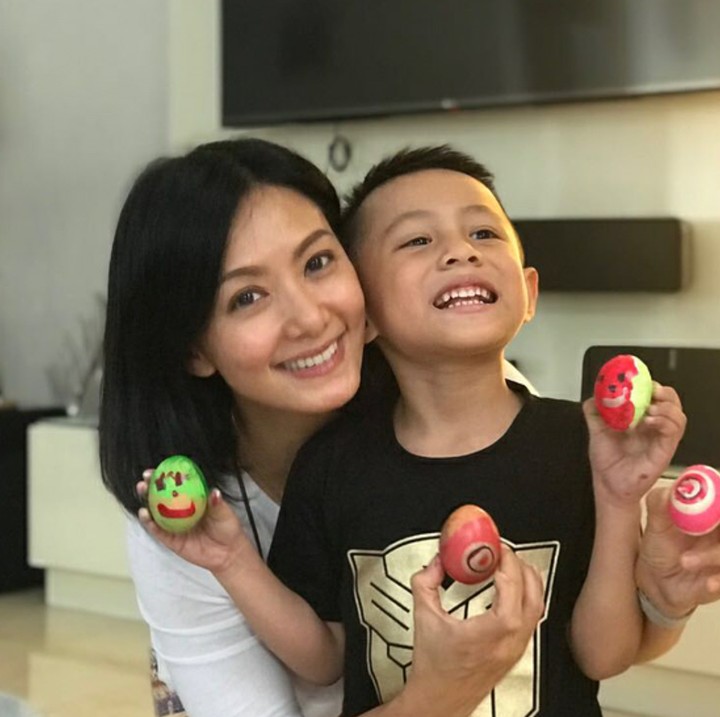 <p>Aih telur lukis karya ibu dan anak ini lucu banget. (Foto: Instagram/sbachtiar)</p>