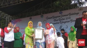 Pandu Ribuan Orang Senam Kebaya, Istri Sandi Masuk Rekor MURI
