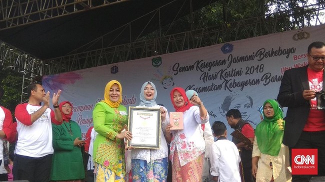 Nur Asia Uno, istri Wakil Gubernur DKI Sandiaga Uno, memimpin ribuan peserta senam berkebaya hingga tercatat dalam Museum Rekor Dunia Indonesia (MURI).