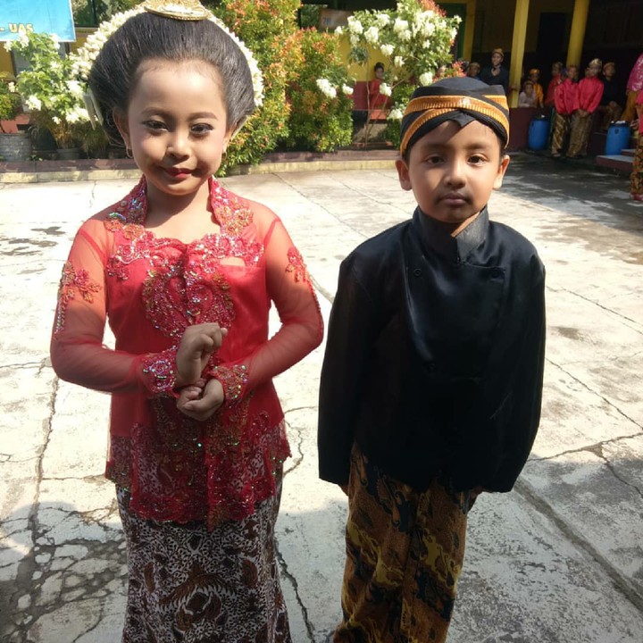 <p>Ih gemesnya si kecil berpakaian adat Jawa ini. (Foto: Instagram/indah_ithir)</p>