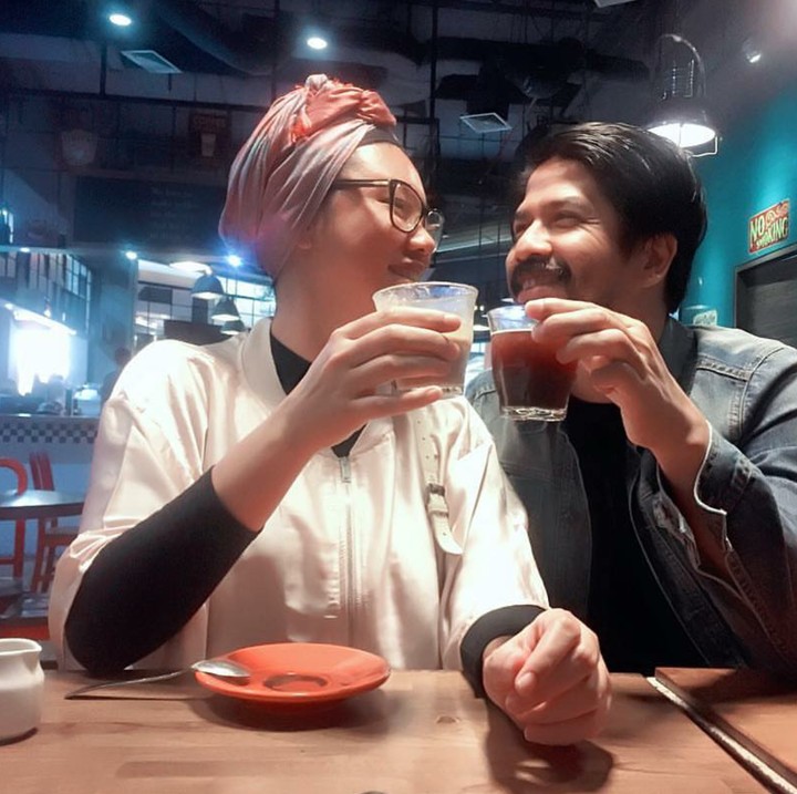 <p>Mereka masih so sweet lho walaupun udah punya tiga anak yang beranjak remaja. (Foto: Instagram/ariyowahab)</p>