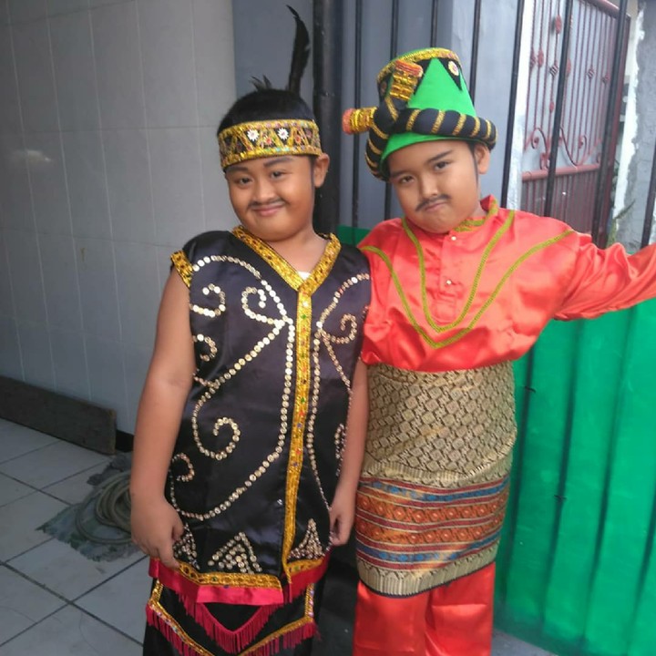 <p>Lihat nih gaya mereka, Bun, udah oke belum? (Foto: Instagram/lelyabdillah)</p>