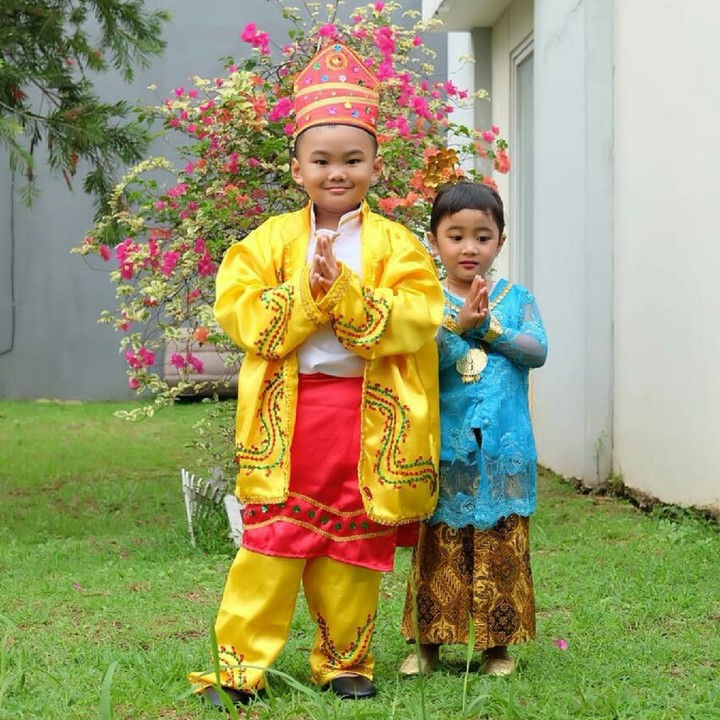 <p>Memperingati Hari Kartini dengan memakai pakaian adat juga dilakukan anak-anak ini. Harapannya dengan tampil beda, anak akan lebih ingat kenapa sih Hari Kartini perlu diperingati. (Foto: Instagram/3yanbuzz)</p>