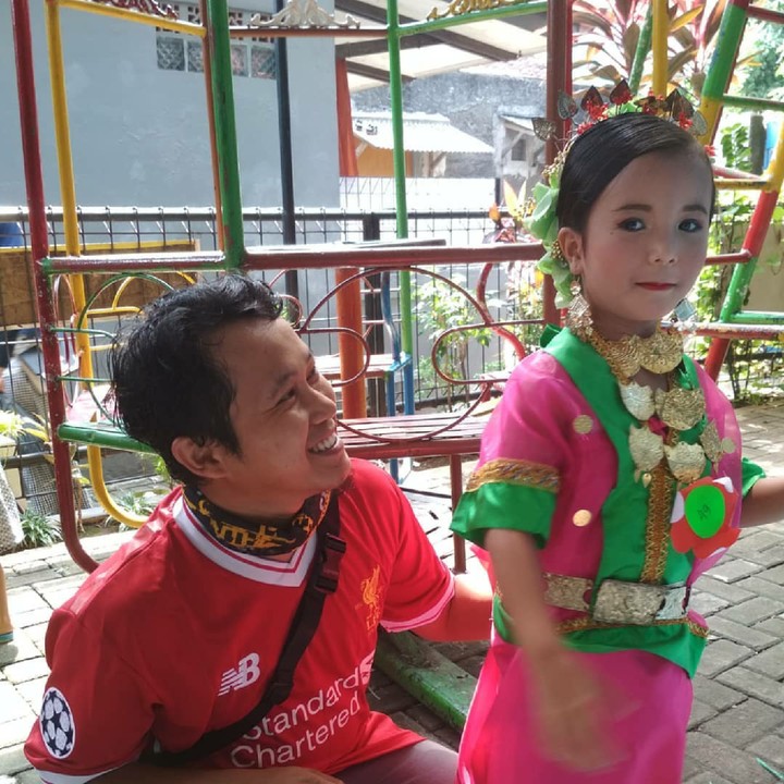 <p>Si ayah sampai terpana sama cantiknya si kecil. (Foto: nando_torres48)</p>