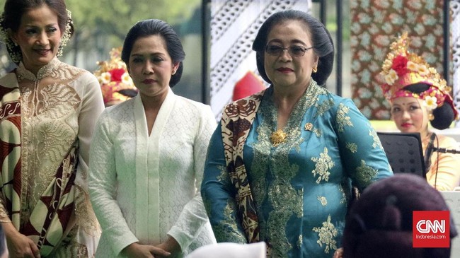 Menteri Lingkungan Hidup dan Kehutanan Siti Nurbaya yang biasa berpenampilan kasual hari ini mengenakan kebaya dan membuat pangling.