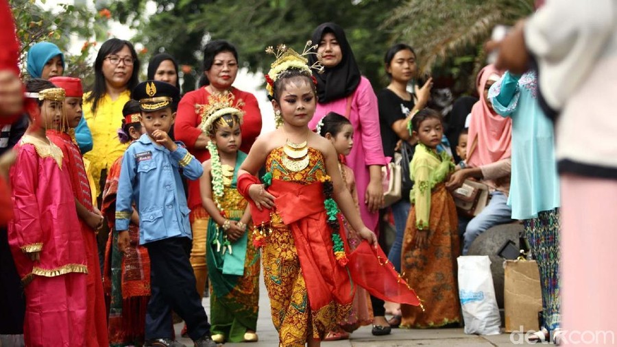 Puluhan anak dari TKQ Annur Penjaringan memperingati Hari Kartini di Kota Tua, Jakarta. Mereka menggelar peraga busana.