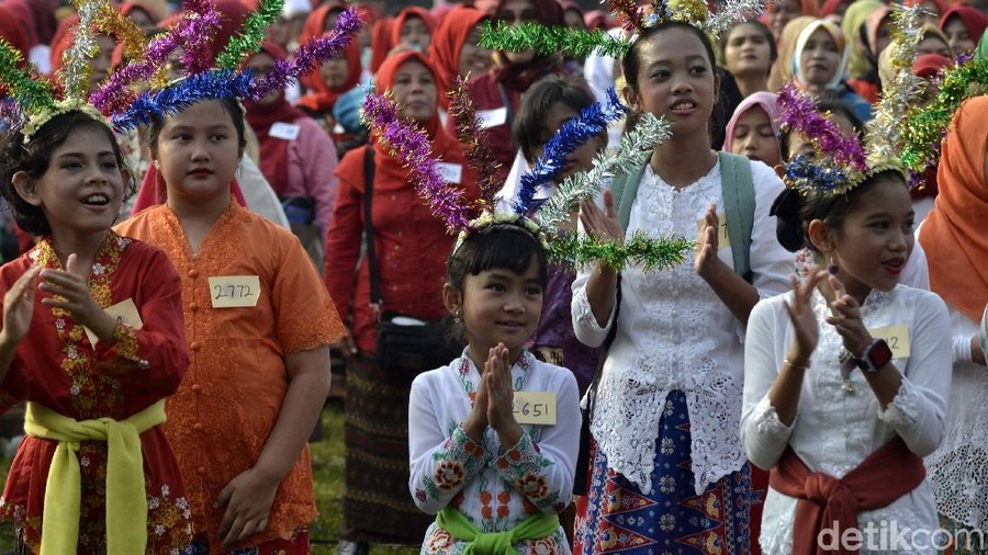 Senam Dengan Berkebaya Pecahkan Rekor Muri



Sejumlah ibu mengikuti senam memperingati hari kartini menggunakan kebaya di Lapangan Blok S, Jakarta Selatan, Sabtu (21/4/2018). Acara yang digelar oleh PKK Kecamatan Kebayoran Baru ini dihadiri oleh 5746 orang peserta dan mendapatkan Rekor Muri. Grandyos Zafna/detikcom