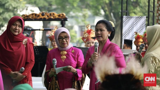 Memperingati Hari Kartini, Ibu Negara Iriana Jokowi memutar video yang memperlihatkan ia seolah berperan jadi wartawan menanyai perempuan inspiratif Indonesia.