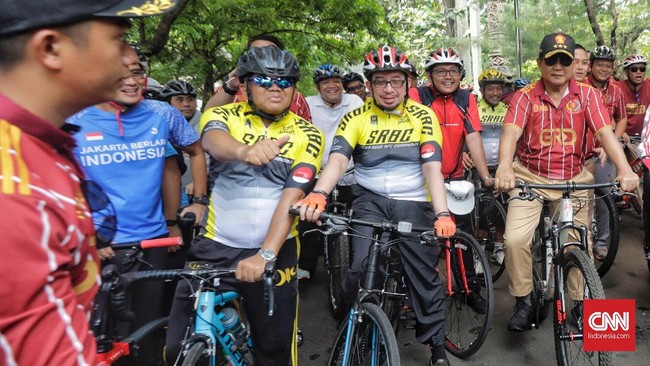 Ketua Umum PKS Sohibul Iman bersama petinggi PKS menjemput Prabowo Subianto dengan bersepeda dalam rangka perayaan ulang tahun PKS ke-20.