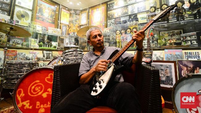 Roi Rahmanto mengoleksi barang-barang berbau musik sejak 1974, hingga kini koleksinya di Bintaro senilai sekitar Rp5 miliar.