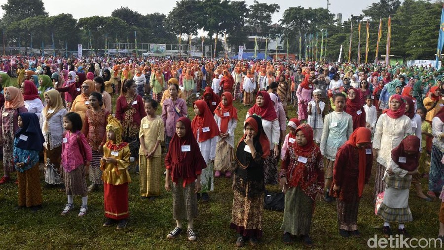 Senam Dengan Berkebaya Pecahkan Rekor Muri



Sejumlah ibu mengikuti senam memperingati hari kartini menggunakan kebaya di Lapangan Blok S, Jakarta Selatan, Sabtu (21/4/2018). Acara yang digelar oleh PKK Kecamatan Kebayoran Baru ini dihadiri oleh 5746 orang peserta dan mendapatkan Rekor Muri. Grandyos Zafna/detikcom