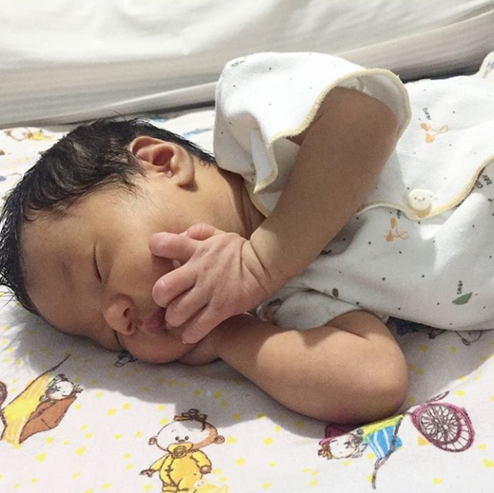 Duh, lagi tidur pun Uti bergaya lho, hi-hi-hi. (Foto: Instagram @missnyctagina)