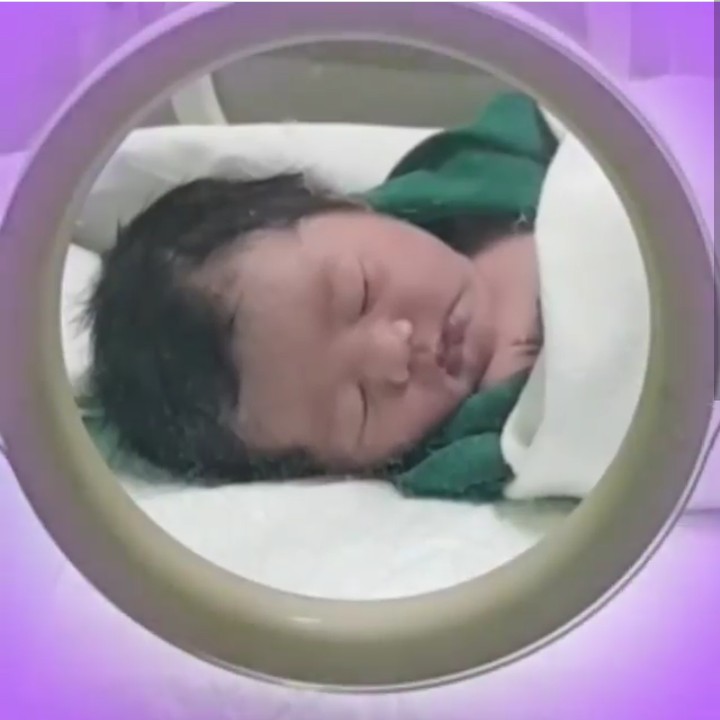 27 Maret  2018 lalu, keluarga Nycta Gina dan Rizky Kinos kedatangan anggota baru. Dialah anak kedua mereka yang diberi nama Lembar Putih Trinycta. (Foto: Instagram @kinosnoski)