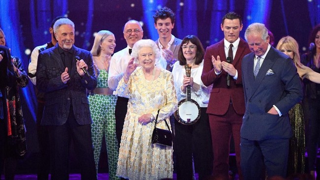 Pesta perayaan ulang tahun Ratu Elizabeth ke-92 dibuka oleh Tom Jones yang melantunkan tembang andalannya 'It's Not Unusual'.