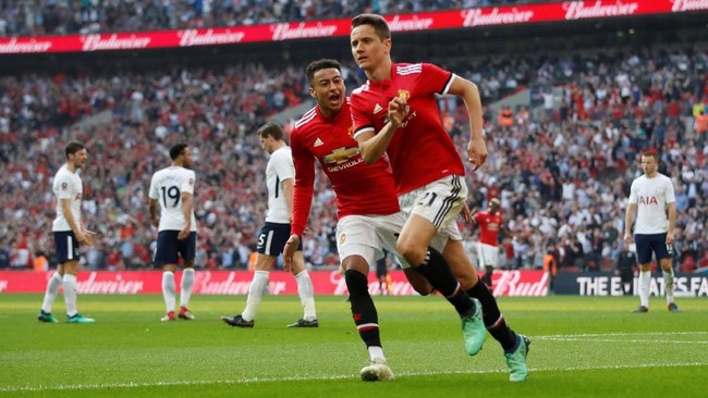 Manchester United melaju ke final Piala FA setelah mengalahkan Tottenham Hotspur 2-1 dalam laga semifinal di Stadion Wembley, Sabtu (21/4).