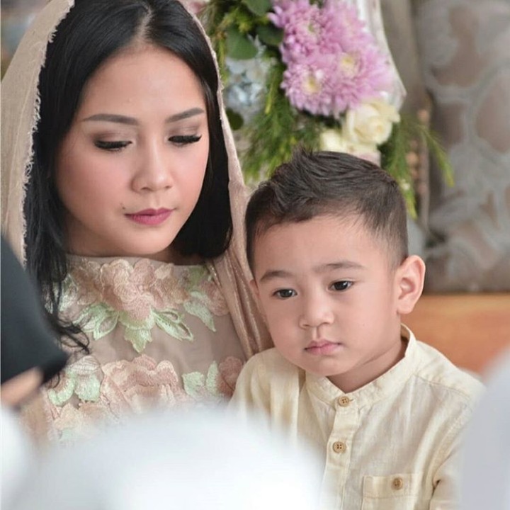 <p>Namanya juga anaknya, pasti mirip dong ya. Nah, Rafathar dalam beberapa kesempatan terlihat banget seperti 'foto kopian' sang mama, Nagita Slavina. (Foto: Instagram @chevirgo)</p>