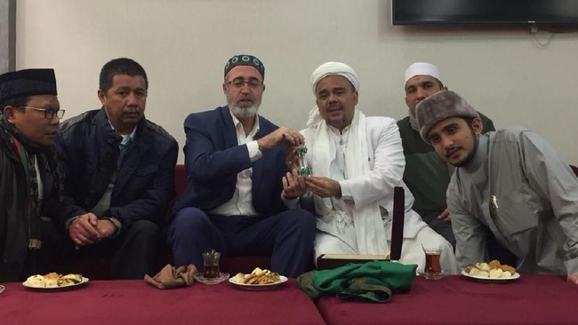 Kuasa hukum Rizieq Shihab menyatakan pihaknya keberatan bahwa Jokowi adalah orang yang Islamofobia.