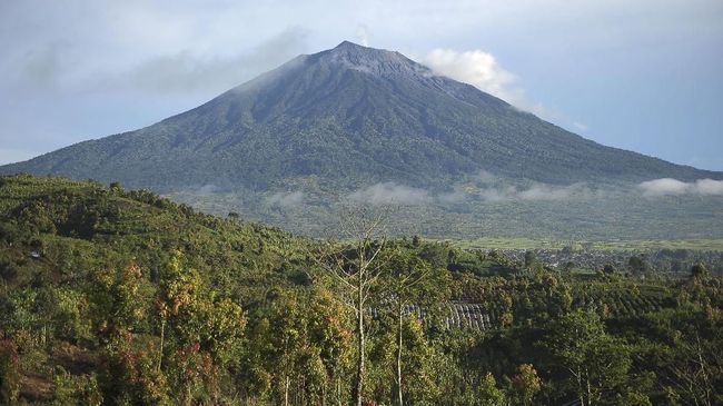 Gunung Kerinci merupakan salah satu dari tujuh puncak tertinggi di Indonesia.