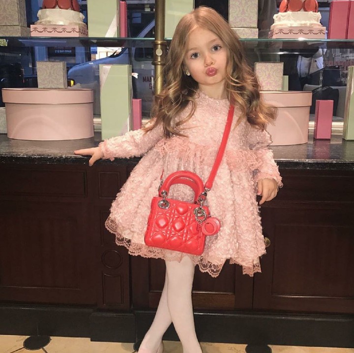 <p>Mirip boneka banget ya? Aih jadi ingin punya anak perempuan semanis ini. (Foto: Instagram/littleangelsophie)</p>