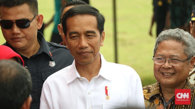 Presiden Jokowi mengaku tak ingin direcoki dengan urusan elektabilitas meski tetap tampak tersenyum dengan kenaikan elektabilitas dari sejumlah hasil survei.